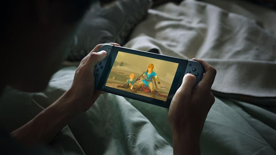 La Nintendo Switch est une console de salon portable. Il est donc possible d'y jouer dans son lit.