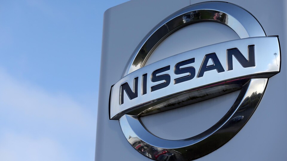 Un logo du constructeur automobile japonais Nissan est photographié sur une grosse enseigne.