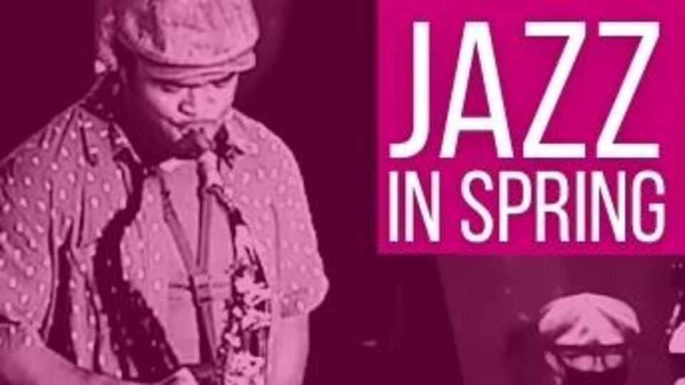 un homme jouant du saxophone.