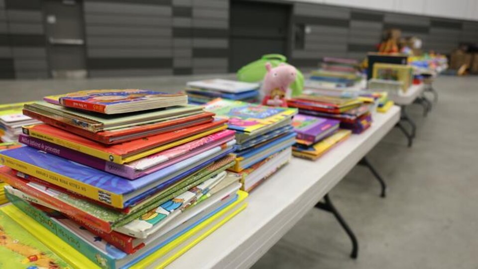 Des livres pour les jeunes enfants disposés sur une longue table. 