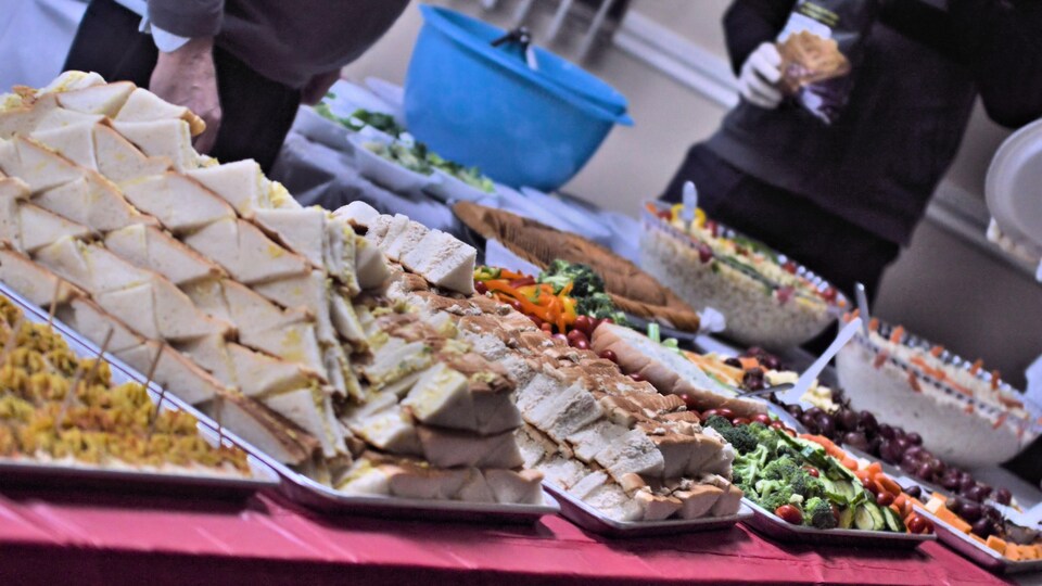 Une table avec des plats dans le cadre de l'événement « À Noël, on se rassemble ».