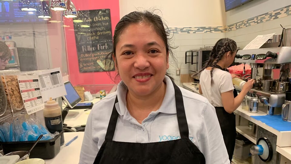 Noeme Kopecky est debout dans la cuisine de son restaurant.