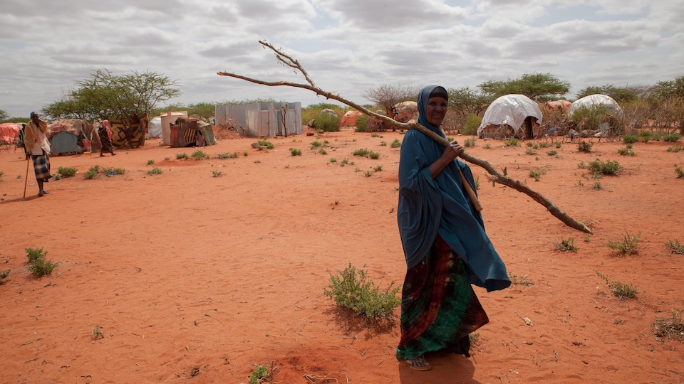 Gros plan sur une femme éthiopienne dans un camp de réfugiés située dans une zone désertique de la Corne de l'Afrique.