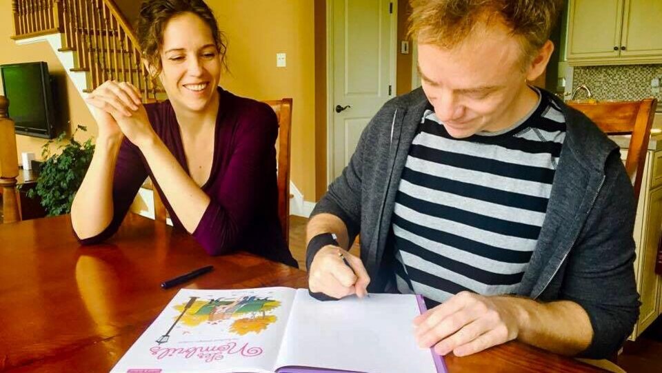 Les deux créateurs de la série les Nombrils, Maryse Dubuc et Marc Delafontaine en train de dessiner une dédicace