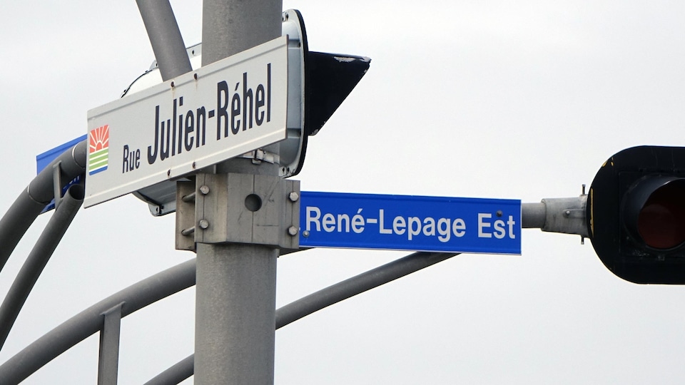 L'insigne de la rue Julien-Réhel et du boulevard René-Lepage Est à Rimouski