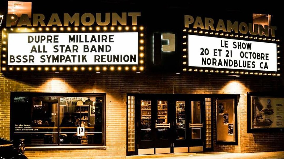 Une marquise affiche les artistes présents au festival NorAndBlues 2017.