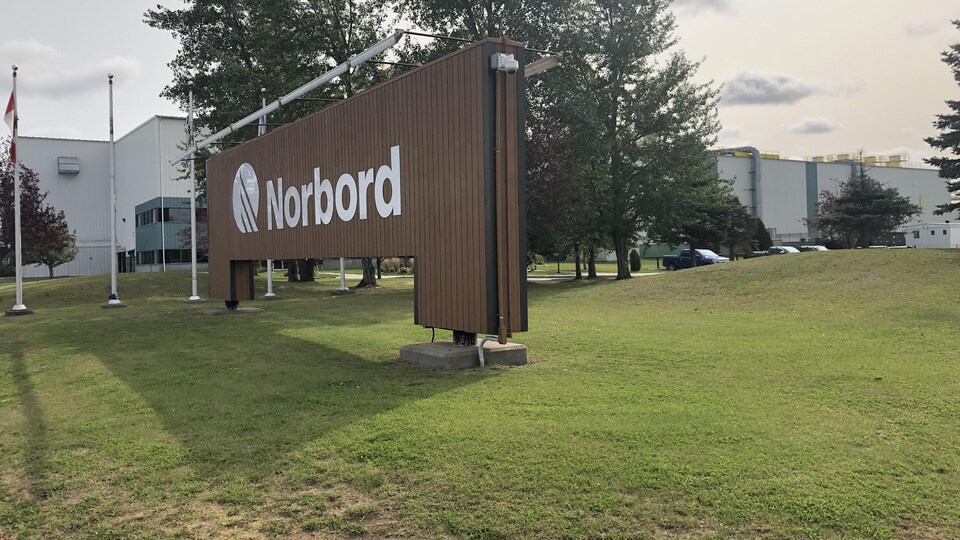 L'enseigne de l'usine Norbord de Chambord