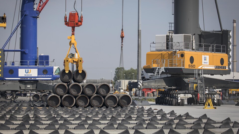 Une grue déplace des tuyaux du gazoduc Nord Stream 2. 