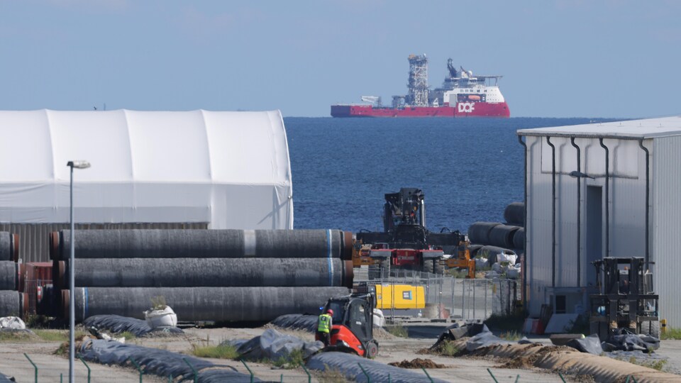 Des tuyaux d'un gazoduc sur le quai d'un port