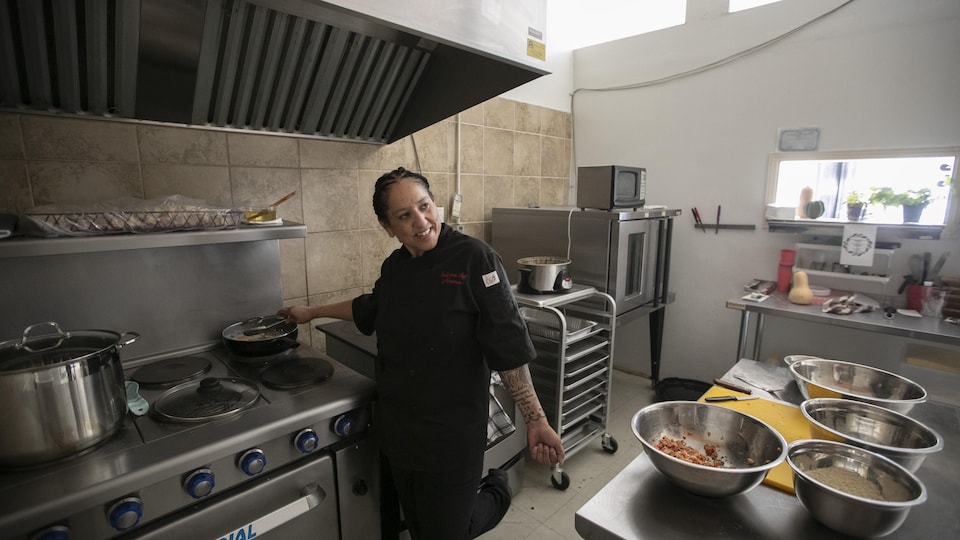 La chef Norma Condo, du restaurant autochtone Miqmak Catering Indigenous Kitchen, à MontréalPhoto prise sur le boulevard Gouin à Montréal, Québec, Canada.Sur la photo: (Gauche à droite) La chef du restaurant, Norma CondoLE 5 JUILLET 2019  2014 2019/07/05