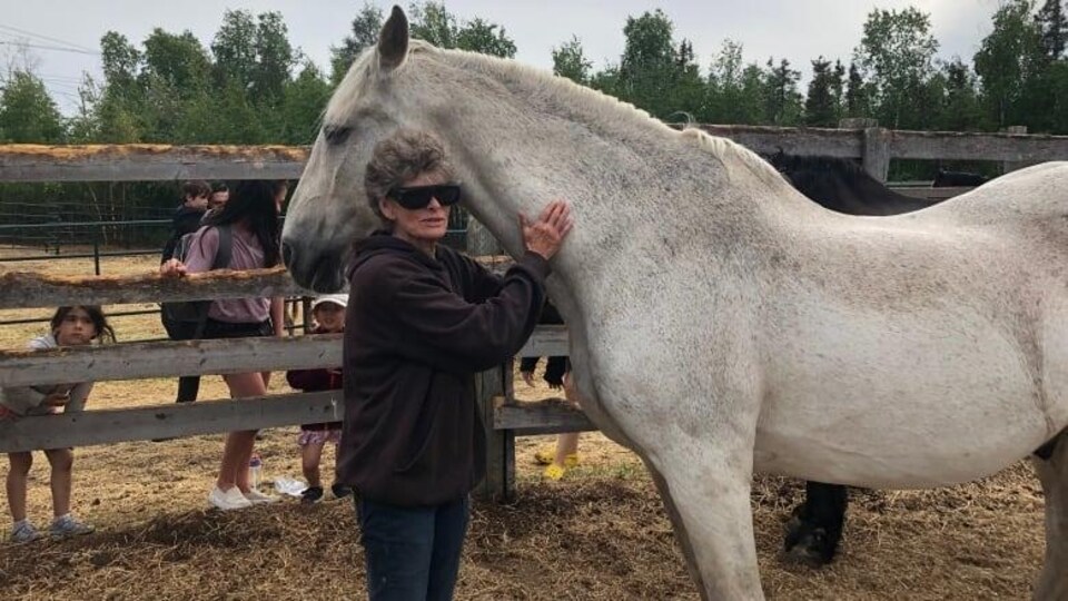 Patricia Dartnell flatte la tête du cheval Norman