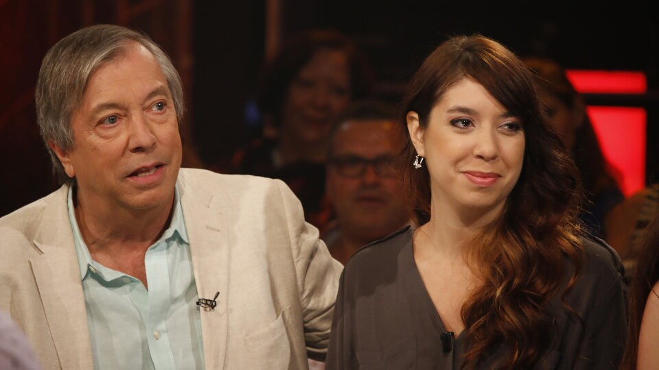 Les deux sont interviewés sur un plateau de télévision.