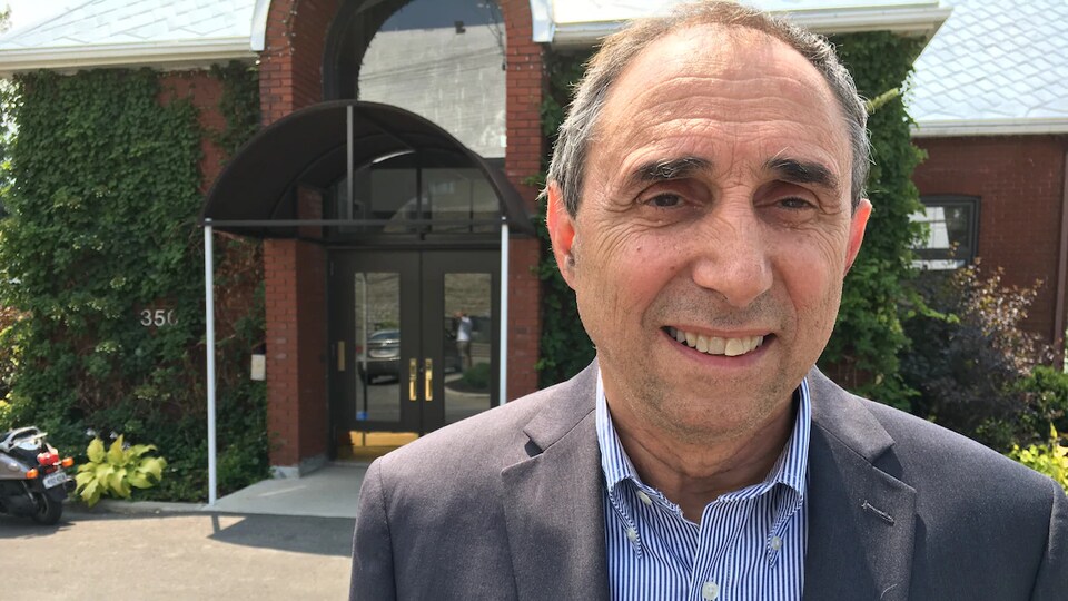 Normand Marinacci pose devant sa mairie d'arrondissement.
