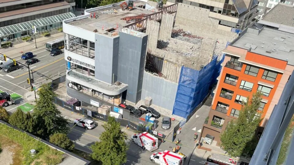 Une vue aérienne d'un immeuble en construction.