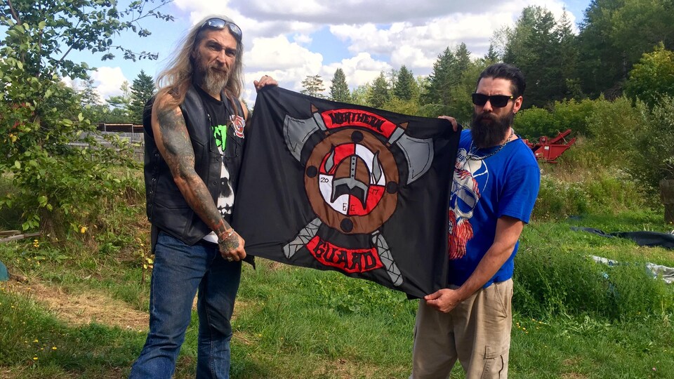 Troy Chisholm et Nick Gallant montrent fièrement le drapeau du groupe The Northern Guard