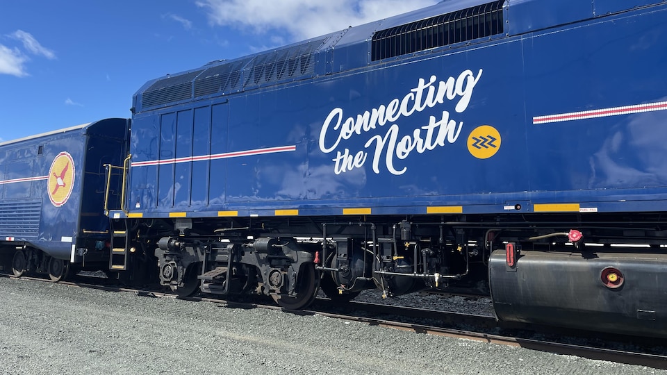 Un wagon de train avec l'inscription "relier le Nord"