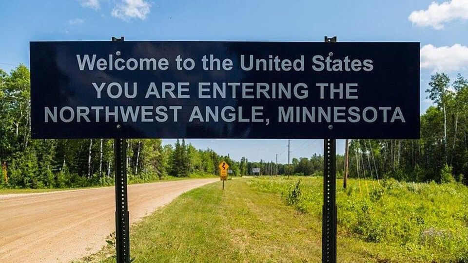 Une affiche indiquant l'arrivée dans l'angle du Nord-Ouest.