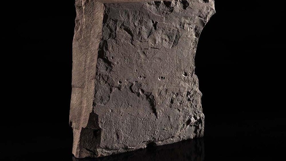 Gros plan de la plus vieille pierre runique au monde découverte en Norvège.