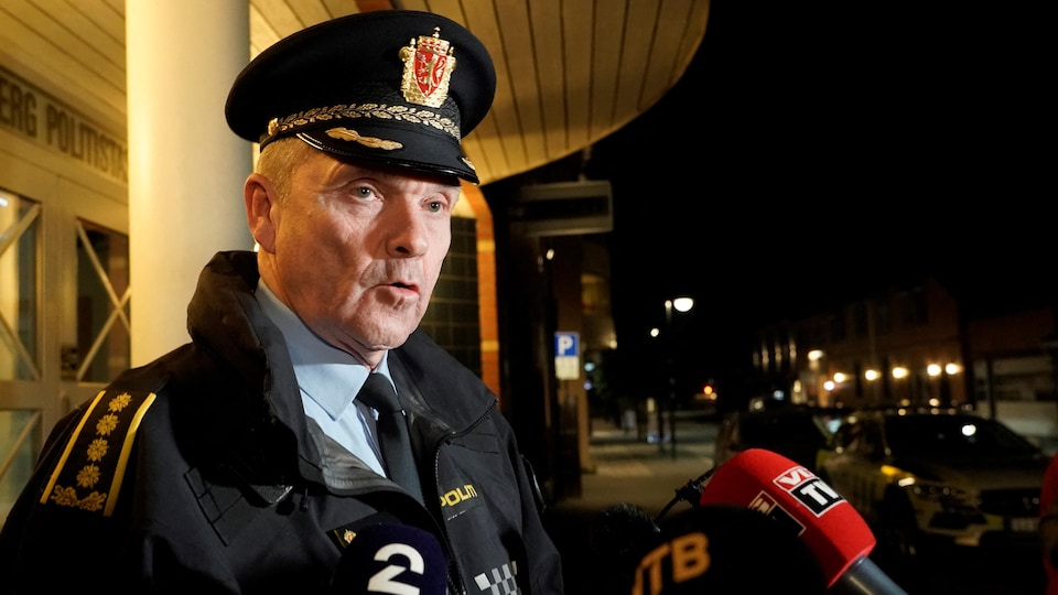Un policier s'adresse aux médias.