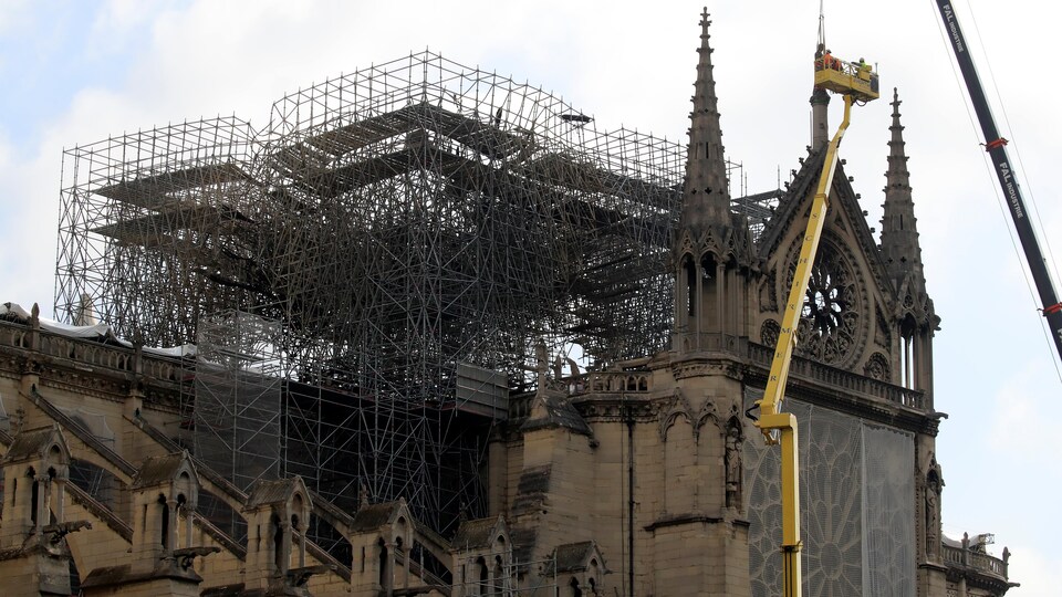 Un imposant échafaudage sur la cathédrale Notre-Dame de Paris à moitié détruite.
