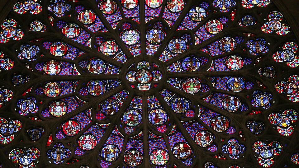 Une des rosaces de la cathédrale Notre-Dame de Paris.