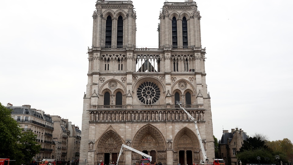 Les deux tours de Notre-Dame de Paris, devant lesquels se trouvent des camions d'incendie.