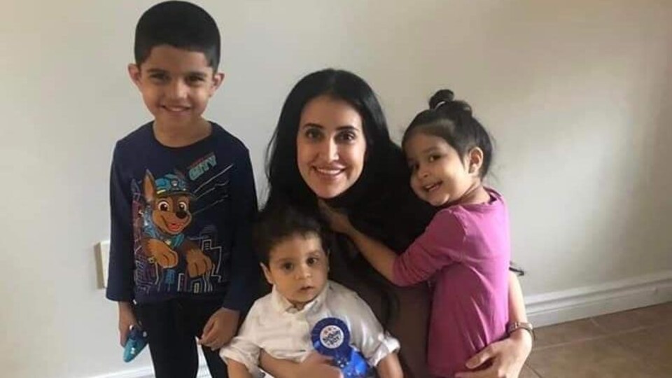 Noura Loubani entourée de ses trois jeunes enfants.