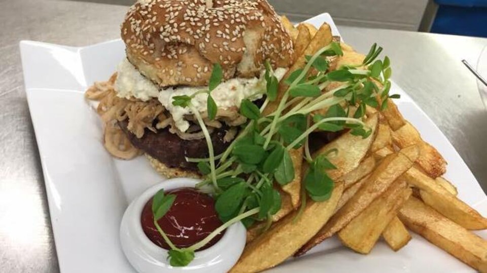 Gros hamburger sophistiqué.