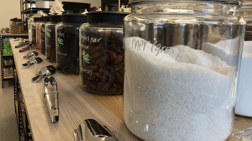 Nourriture vendue en vrac dans une épicerie zéro déchet.