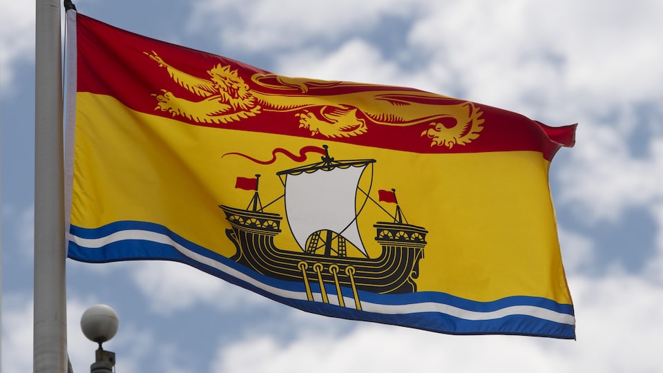 Un drapeau du Nouveau-Brunswick qui flotte au vent.