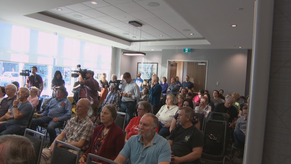 Près d'une centaine de résidents d'Ottawa sont venus écouter les présentations des fondateurs du Nouveau Parti bleu.