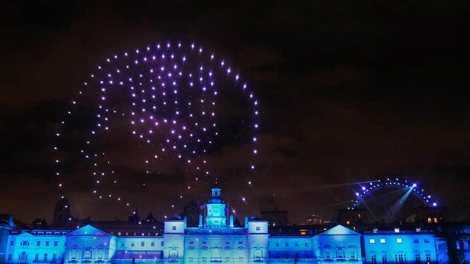 1 Ocak 2023'te Londra, İngiltere'de Yeni Yılı kutlamak için Londra silüetinin üzerinde Kral III.