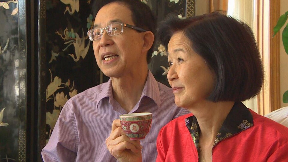Rosana Leung-Shing (à droite) et son époux Louis Pierre à leur résidence à Winnipeg, le 22 janvier 2023.