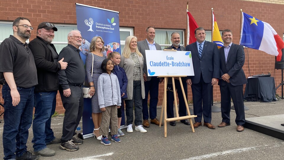 La famille de Claudette Bradshaw et plusieurs dignitaires du monde scolaire et politique ont assisté au dévoilement du nom de la nouvelle école francophone de Moncton.