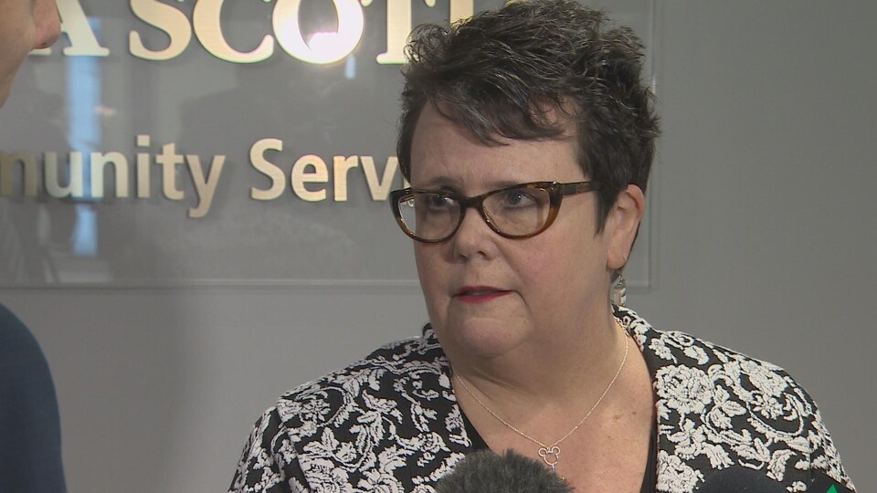 La ministre des Services communautaires de la Nouvelle-Écosse, Joanne Bernard. 