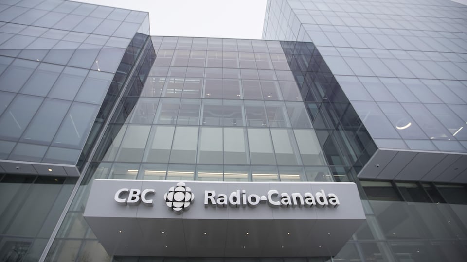 Vue en contre-plongée de la nouvelle Maison de Radio-Canada à Montréal, le 11 février 2020.