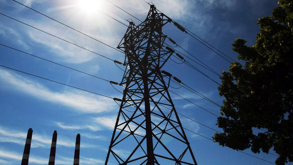 Un pylône appartenant à Nova Scotia Power et en arrière-plan les trois cheminées de la centrale de Tufts Cove.