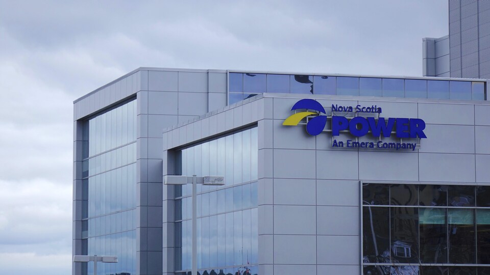 Un bâtiment moderne est orné du logo de Nova Scotia Power.