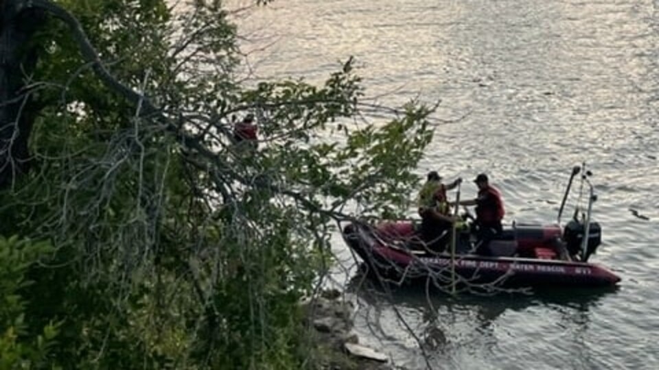 Le service des incendies de Saskatoon recherche un garçon dans la rivière Saskatchewan Sud, à Saskatoon, le 2 juillet 2022.
