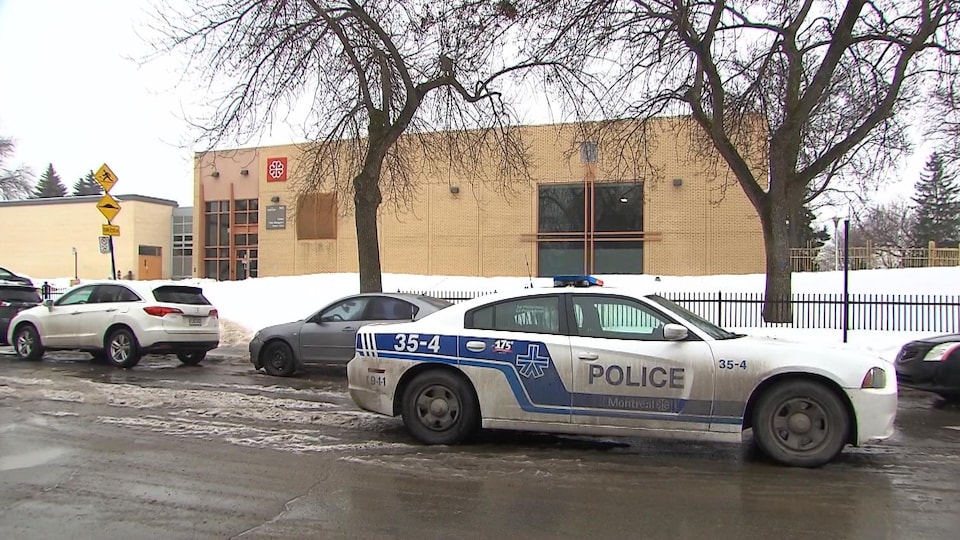 Une voiture de police devant la piscine du Centre Père-Marquette.