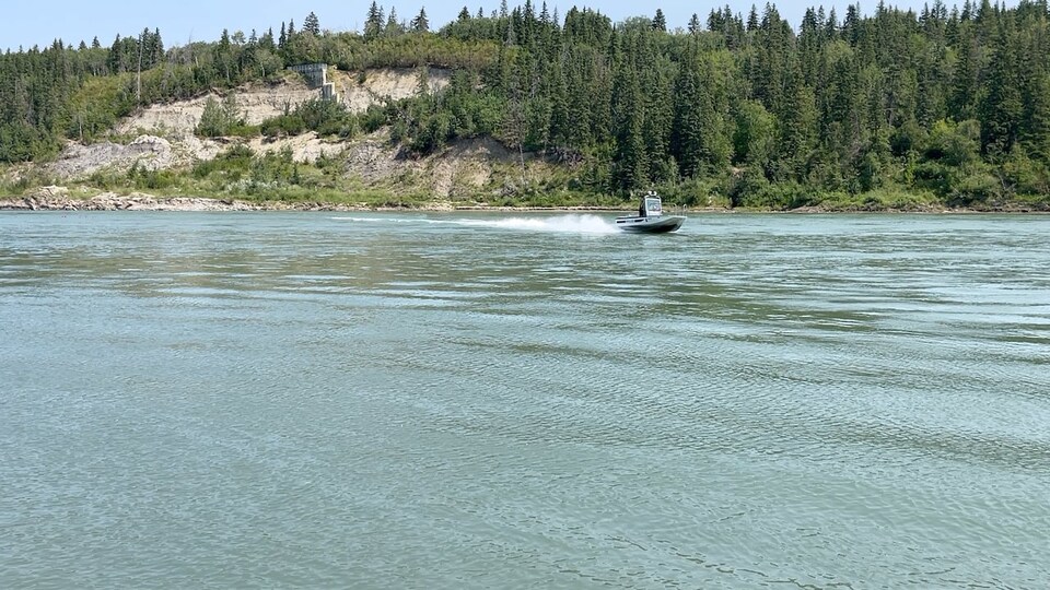 Un bateau de patrouille sur la rivière Saskatchewan Nord, à Edmonton.