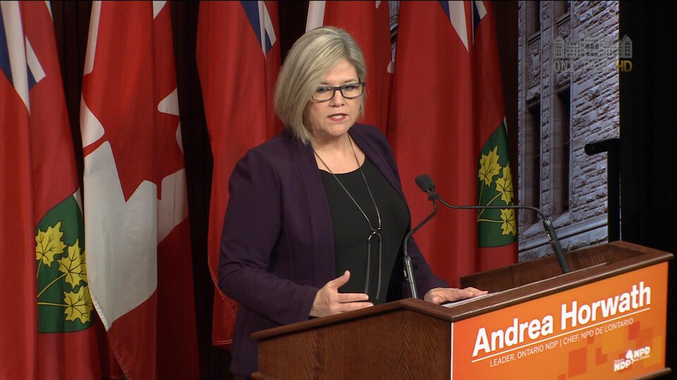 Photo d'Andrea Horwath qui répond aux questions des journalistes à Queen's Park.