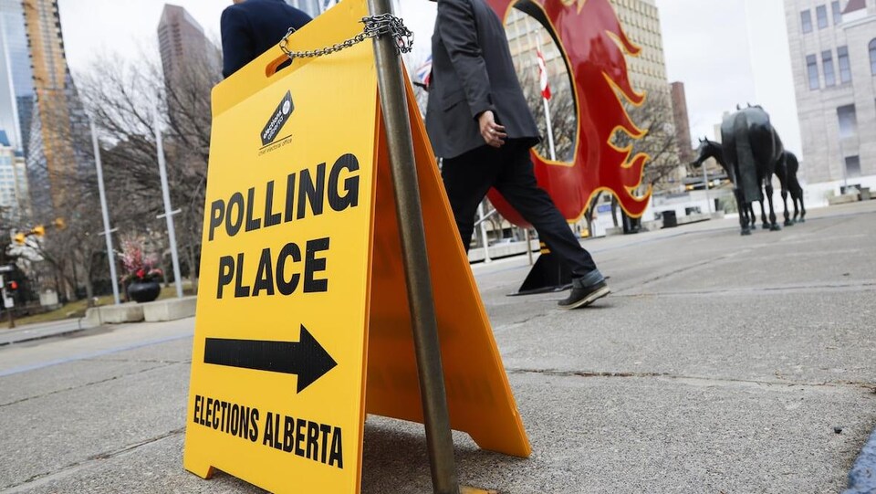 Une pancarte indiquant le lieu de vote.