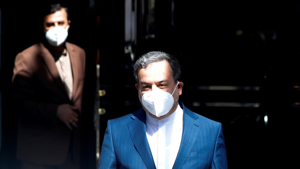 Deux hommes portant un masque.