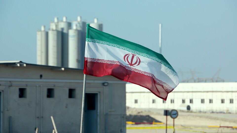 Un drapeau iranien dans la centrale nucléaire iranienne de Bushehr.