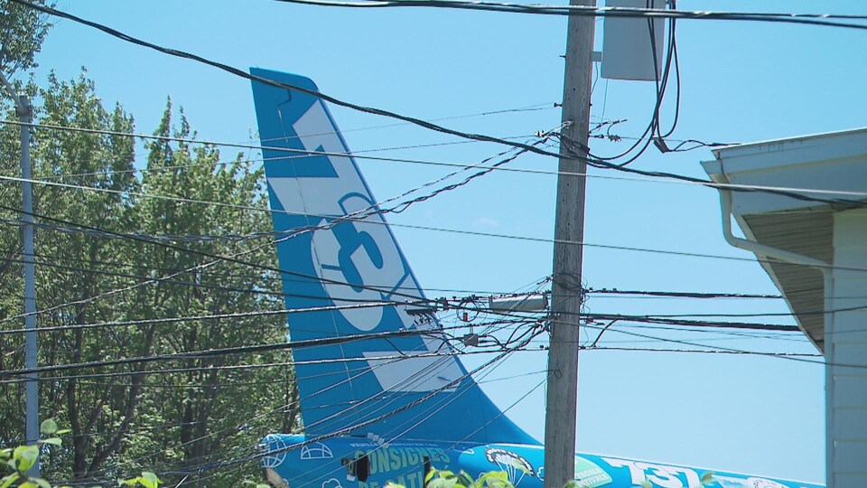 L'aileron arrière d'un avion sur lequel est peint en bleu les chiffres 737.