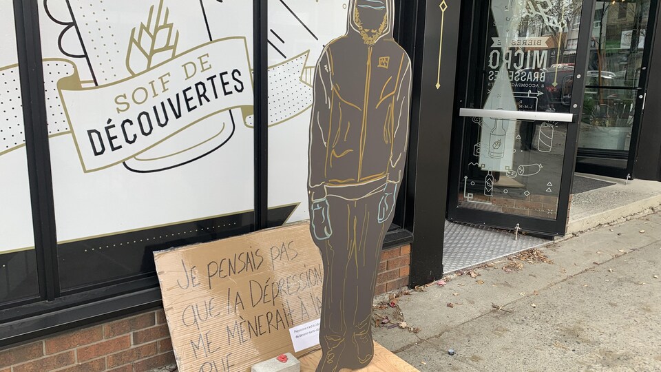 La silhouette d'un homme accompagné des mots « Je pensais pas que la dépression me mènerait à la rue ».