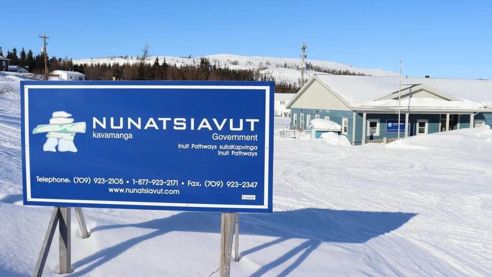 L'affiche du gouvernement du Nunatsiavut devant un bâtiment.