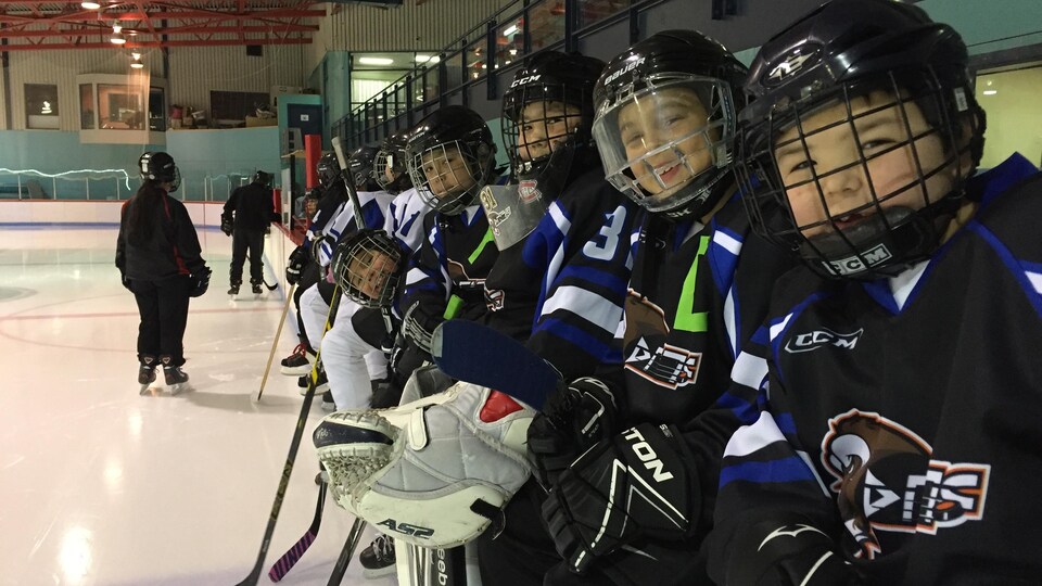 Des joueurs de hockey mineur au Nunavik.