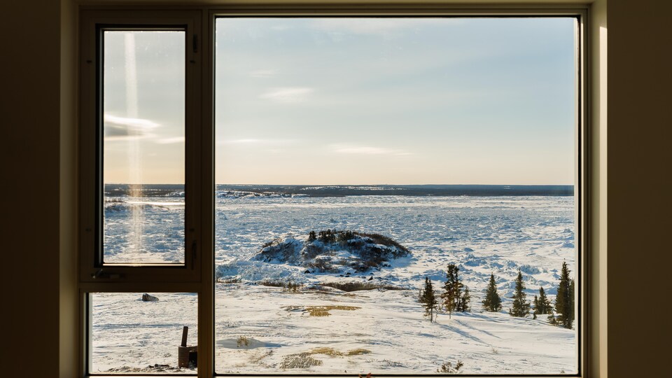 Vue de la fenêtre du centre sur la rivière gelée. 